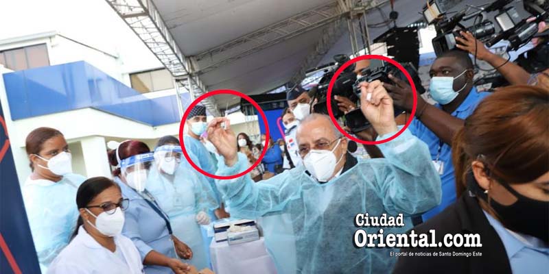 El Ministro de Salud exhibe la vacuna que será inoculada, sin guantes y ante las cámaras