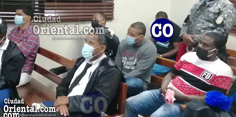 Los imputados, al escuchar la sentencia.