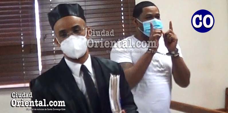 Alías “Tatica”, junto a su abogado,Manuel Mateo Calderón.