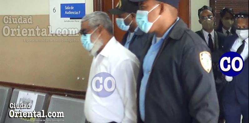 El abogado Valentín Torres Féliz en custodia, detrás, sus abogados.