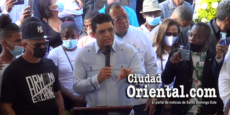 Dío Astacio ante los ataudes con los cadáveres de los pastores asesinados por la PN