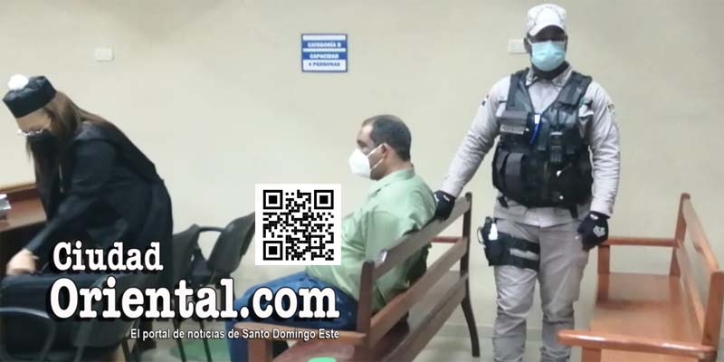 El ex sindico de Bayaguana, Nelson Osvaldo Sosa Martes (a) Opi, sentado y esposado tras ser condenado a 20 años de prisión/ Foto Julio Benzant,