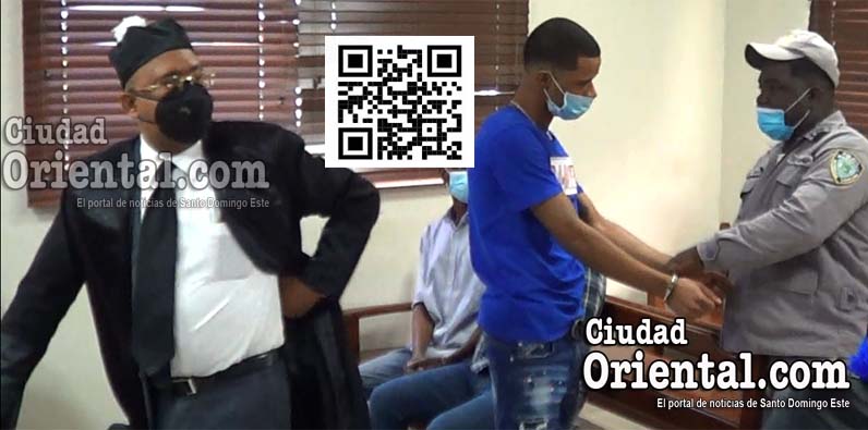 "El Flaco", puesto en custodia. Al lado su abogado,Sandhy W. Abreú.