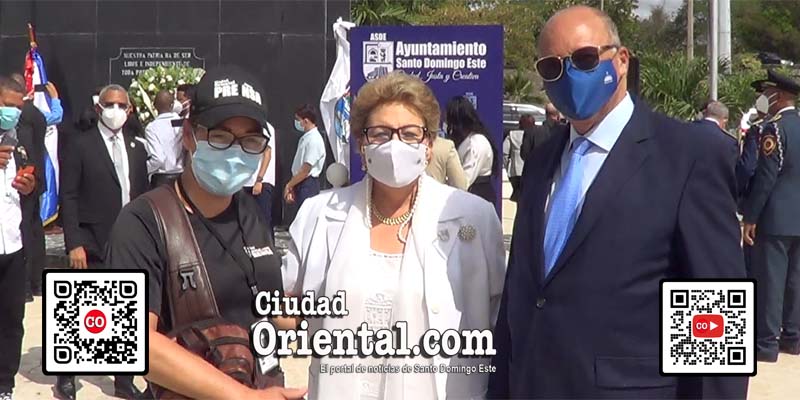 De izquierda a derecha, Cinthia Polanco, de Ciudad Oriental, Doña Angelita y su esposo Tony Rodríguez