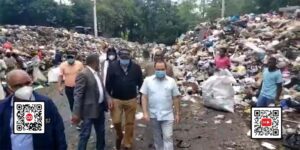 Regidores de Santo Domingo Este caminan entre la basura que planean llevar a San Luis, El Tamarindo y Villa Liberación