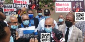 El abogado Manuel Soto Lara, declarando a los periodistas. 