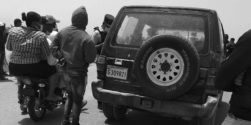 Vehículo en el que fue encontrado e cadáver del hermano de Dellis Feliz/ Foto de El Nuevo Diario