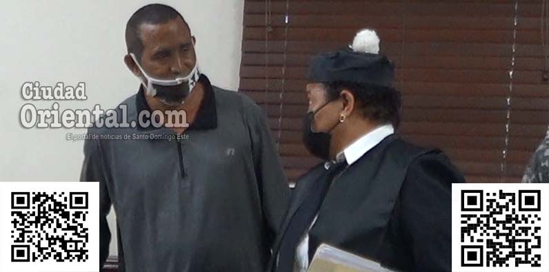 El imputado, junto a su abogada, Rosa Elena Morales.