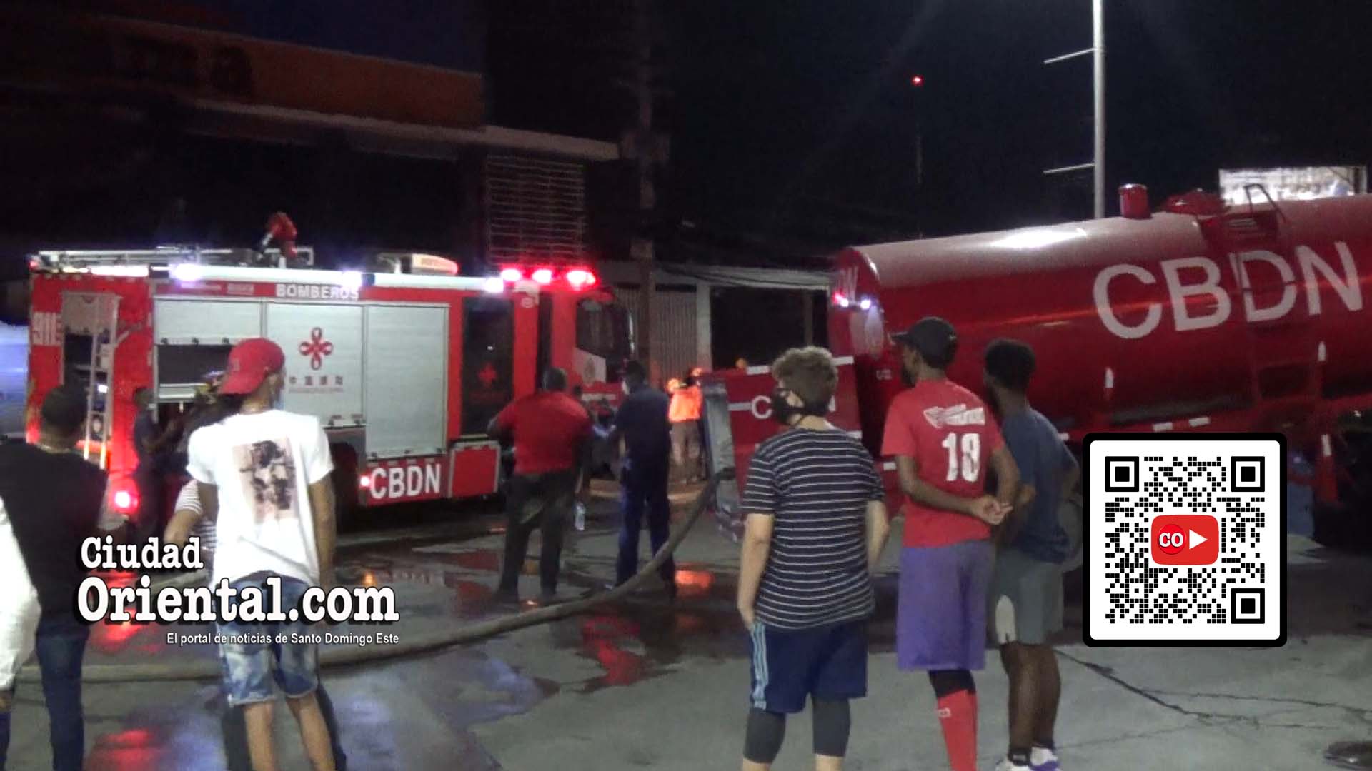 Los bomberos del Distrito Nacional se hacen cargo de las operaciones en el fuego que consumió el Centro Ferretero Ozama