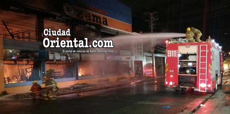El fuego ha consumido la Ferretería Ozama.