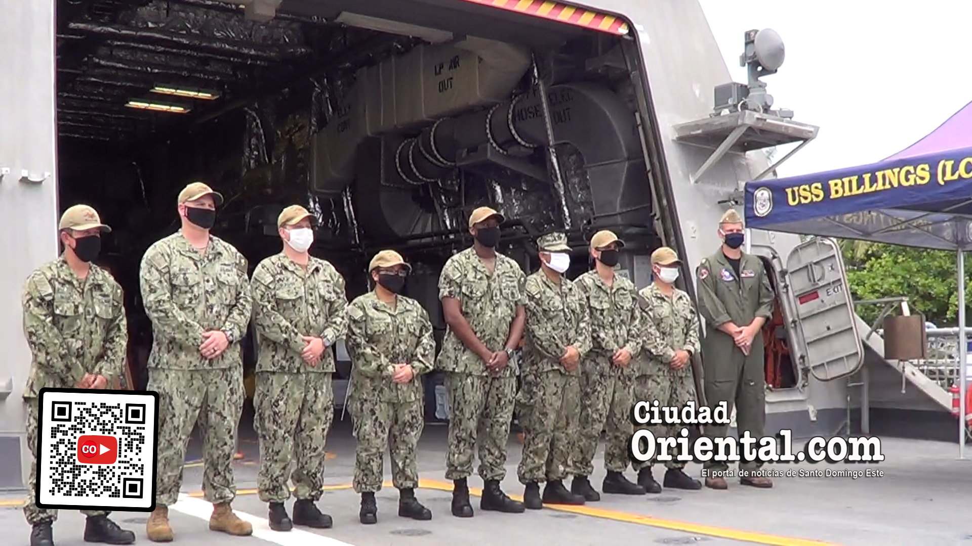 Parte del personal del USS Bilings, de la Armada de los EE-UU al finalizar el recorrido