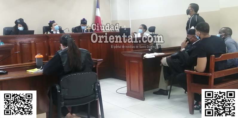 El acusado, de pies, al escuchar el fallo.