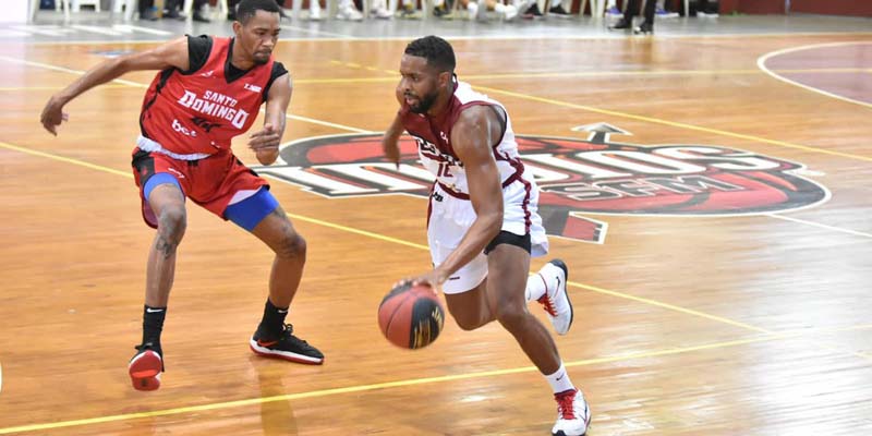 Gerardo Suero, con el balón