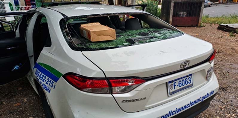 Vehículo de la Policía Nacional afectado.