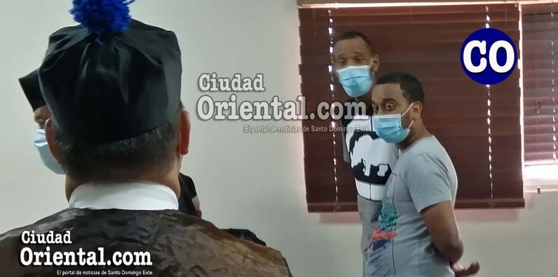 Los imputados, al responder preguntas del fiscal.