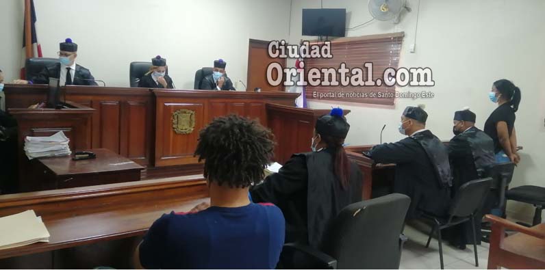 La imputada, de pies, escuchando el fallo.