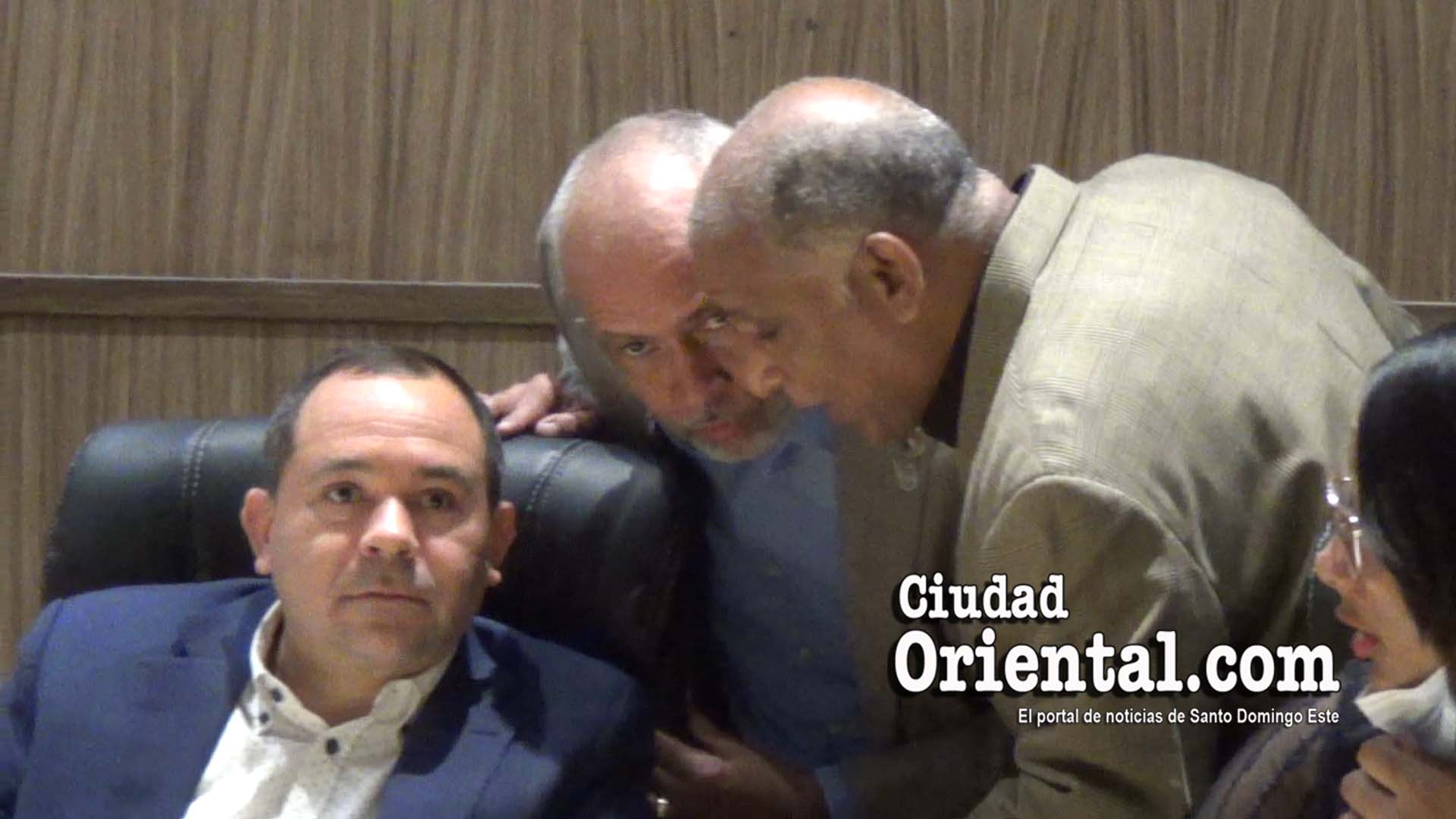 Desde la izquierda, Franklin Marte, Robert Arias y José Ramón Jimenez consultan durante un momento de la sesión del Concejo de Regidores