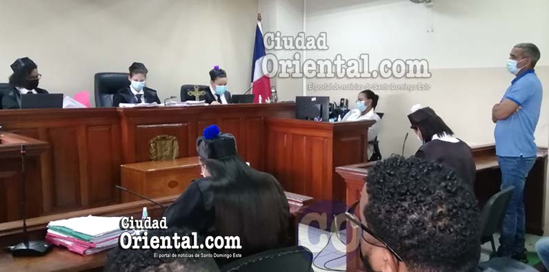 José Andrés Peña Cáceres, de pies, al escuchar el fallo.