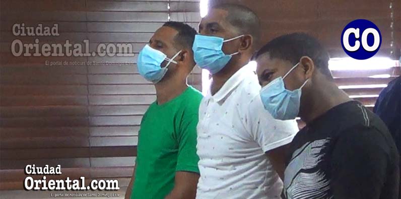 Los tres imputados, al escuchar el fallo.