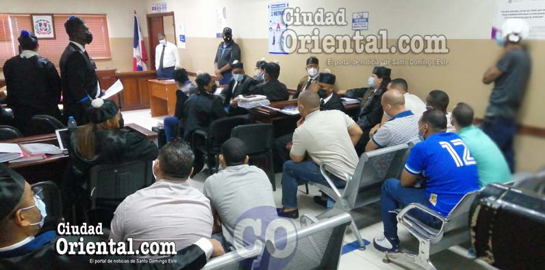 El imputado Joel Rodríguez de la Cruz (a) Calamardo, de pie y con manto en la cabeza.