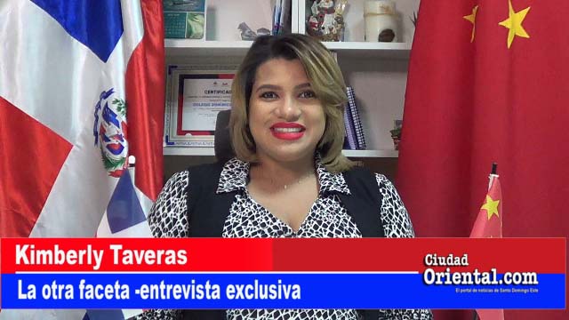 Kimberly Taveras, con las banderas la República Dominicana y la República Popular China