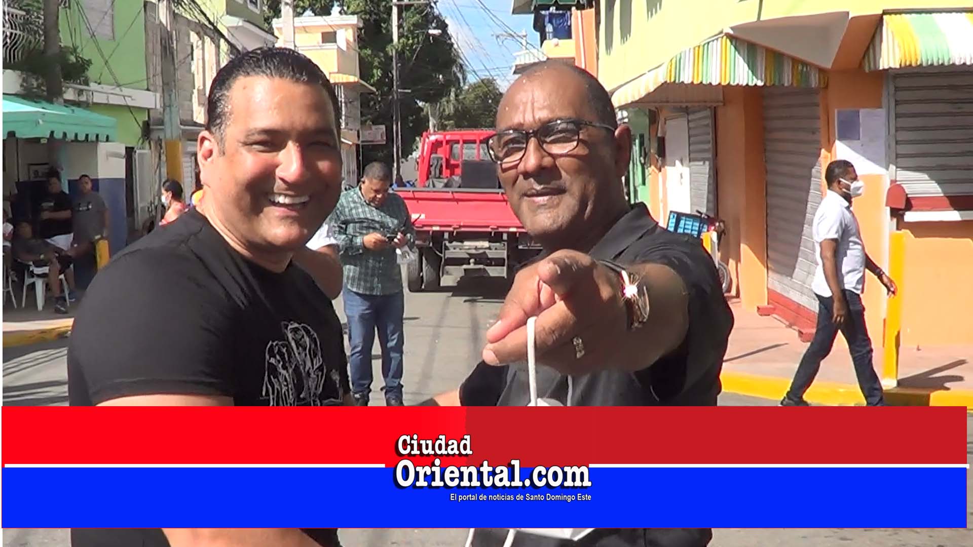 Luis Alberto Tejeda (i) y el regidor perremeísta Abel Matos