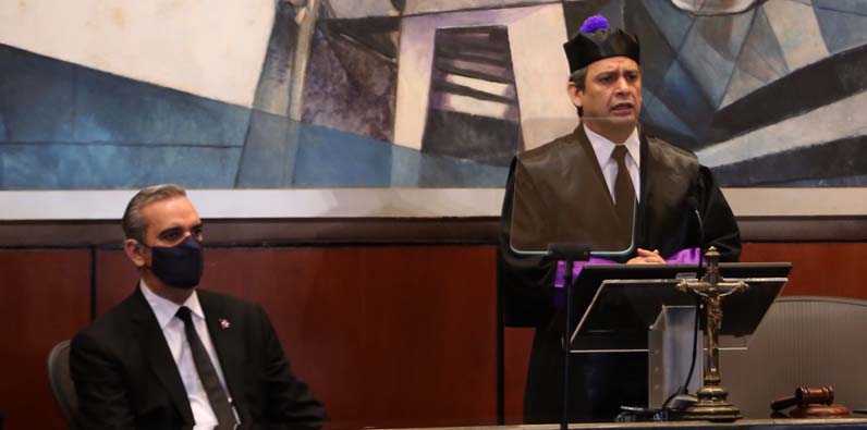 El magistrado Luis Henry Molina Peña, al lado, el presidente de la República, Luis Abinader.