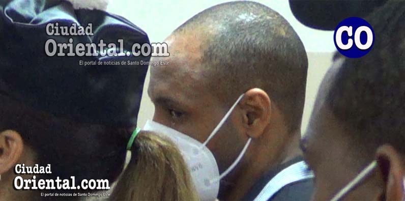 El condenado, entre su abogada y el custodio.