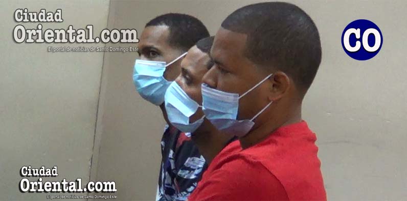 Los justiciables, escuchando el fallo del tribunal.