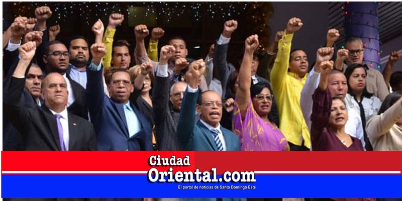 Dirigentes del PLD haciendo su tradicional saludo