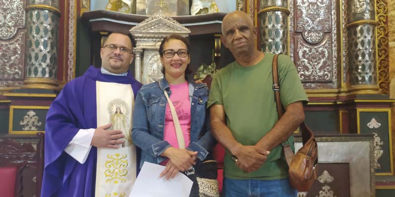 Desde la izquierda, Frankelly Rodríguez, Cinthia Polanco y Robert Vargas, tras concluir el acto religioso