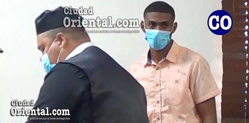 Weider Luis Peña Decena, junto a su abogado.