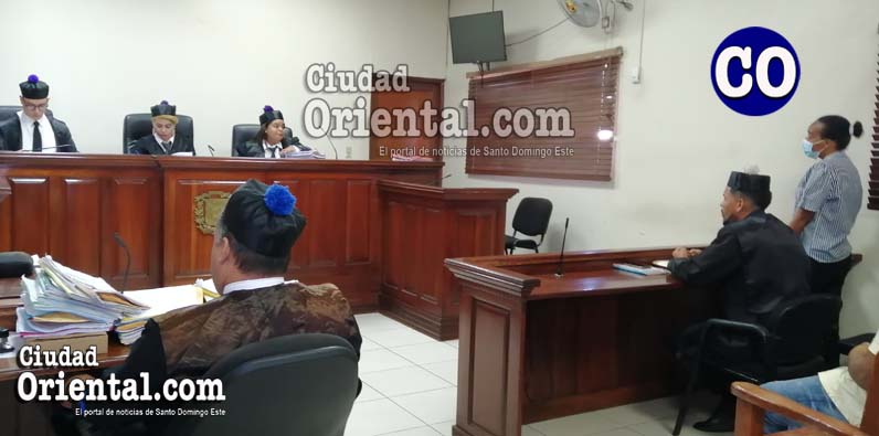 Martha Amparo de León, de pies, escuchando el fallo.