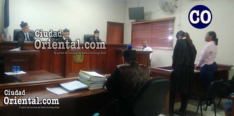 Radely Altagracia Almánzar Pérez, de pies, escuchando el fallo.