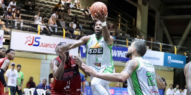 Gerardo Suero, de Soles, se cuela entre Kavell Bigby-Williams, de Indios, y su compañero de equipo Waverrly Austin.