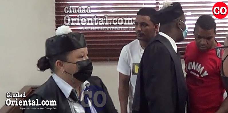 Los dos imputados, juntos a sus abogados.