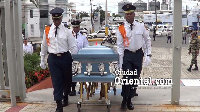 Cuatro bomberos, en solitario, arrastran el ataud con el cadáver de Domingo Jiménez. Nadie de la FP lo acompañó en ese tramo.