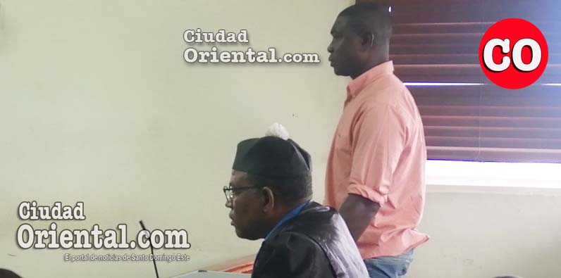 Patricio Pierre, de pies, junto a su abogado.