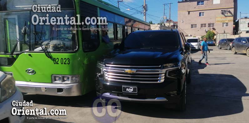 El vehículo de Rochy RD, lado de autobús con los presos y escasos metros de los vehículos de los jueces.