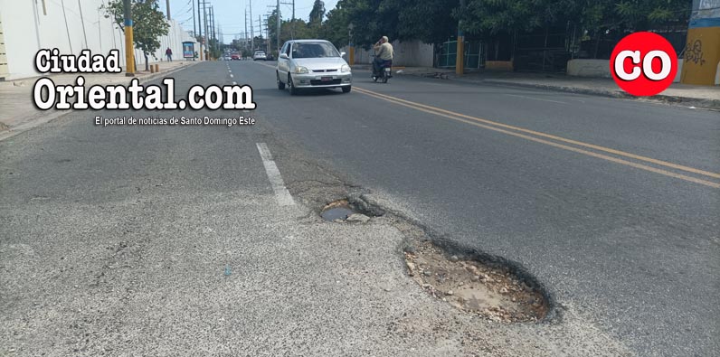 La gran grieta en el pavimento esta justo al borde del carril izquierdo.