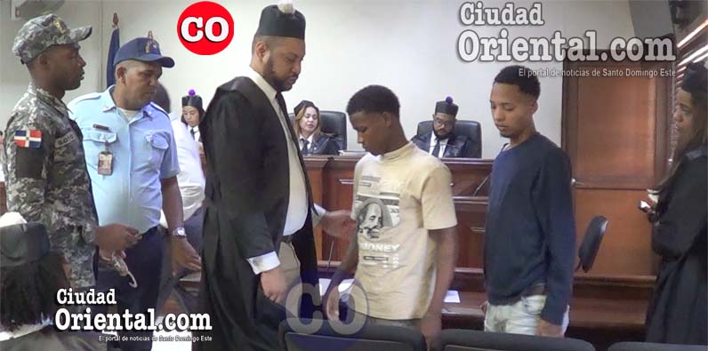 Los dos condenados, entre abogados y custodios.