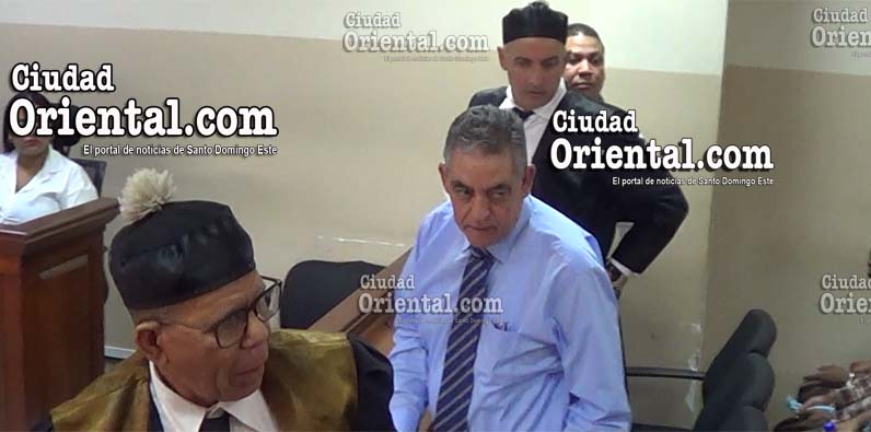 Félix Manuel Rodríguez Grullón, con camisa azul.