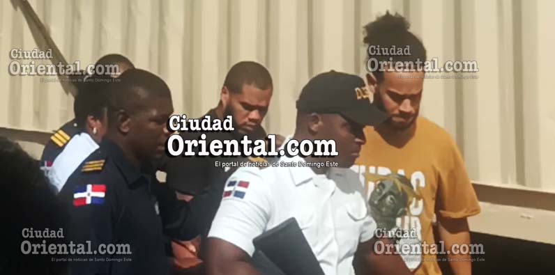 Los dos acusados en custodia.