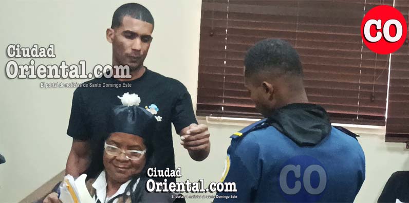 El condenado (junto a su abogada), al momento de ser puesto en custodia.