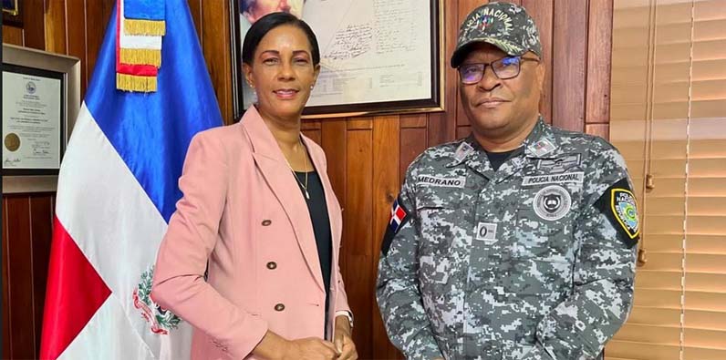 Martina Pepén Santana y el coronel Henry Alcides Medrano.