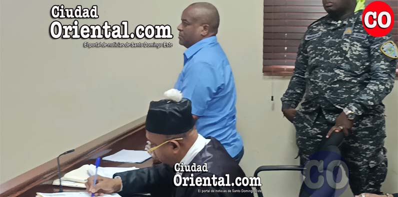 Alejandro Leonel Toussaint Vargas (a) Álex, de pies escuchado el fallo.