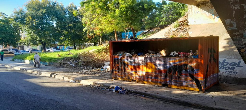 Los contenedores de basura y la realidad oculta en Santo Domingo Este ...