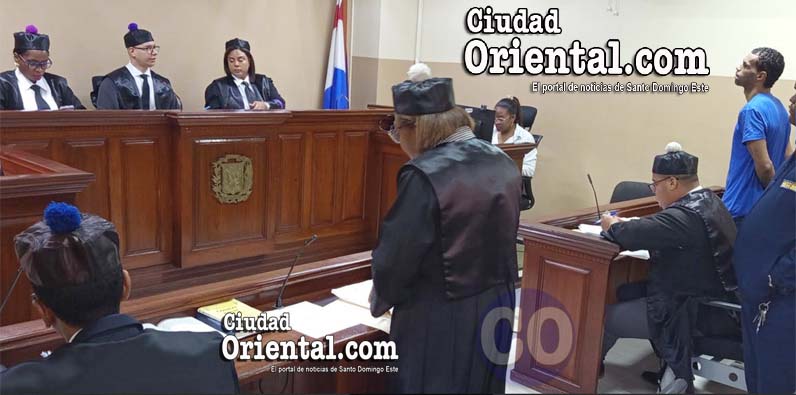 Luis Ricardo Suazo De León (a) Riky, de pies escuchando el fallo.