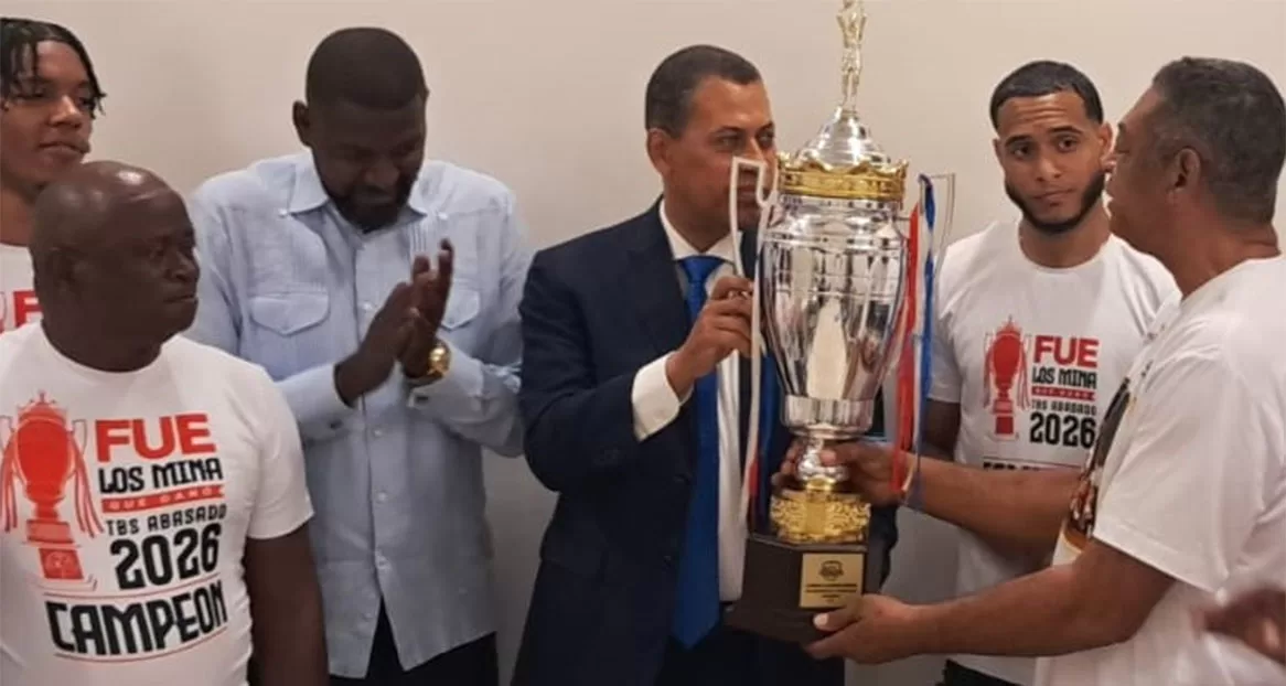 Director del INDOTEL recibe comitiva del Club Los Mina, campeón del Torneo de Baloncesto Superior de la provincia Santo Domingo