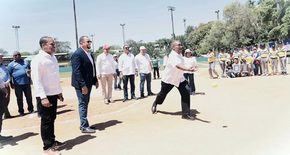 Liga de Softbol de Profesores de la UASD inaugura torneo y reconoce a Editrudis Beltrán por su impulso al deporte universitario